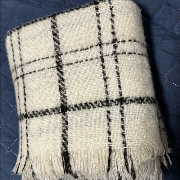 Banana Republic Plaid Knit Scarf in white  and Black - Picture 7 of 9